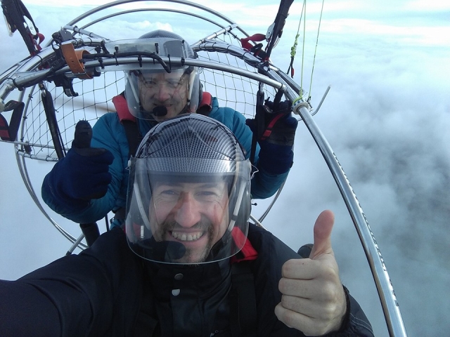  Entre as nuvens com paramotor 