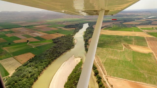  Blick auf den Fluss Ebro während der Steuerung des Flugzeugs 