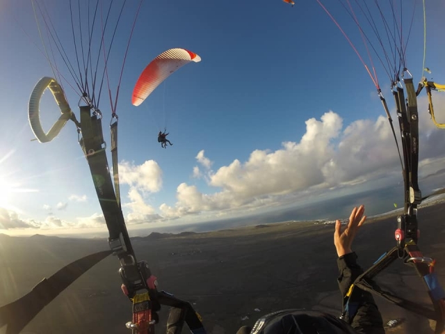  Saying hello to another paraglider 