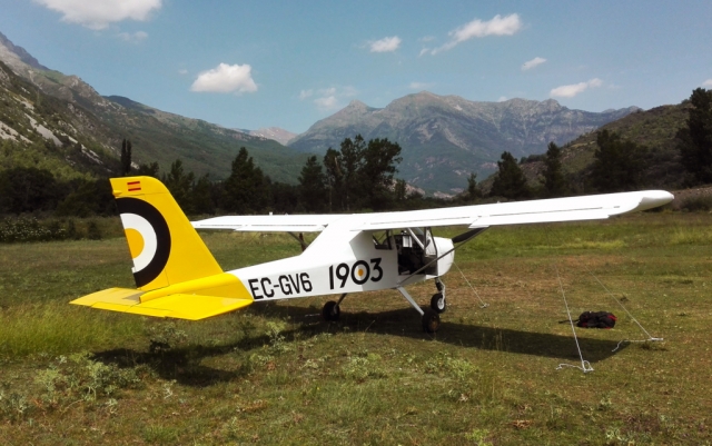 Flug über die Landschaft der Pyrenäen 