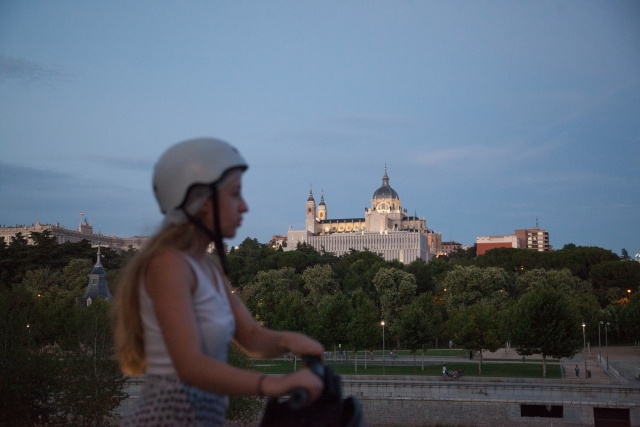  Fille équipée d'un casque