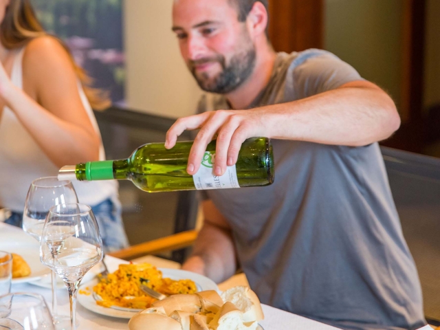  Dégustation de vins et déjeuner 