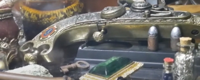  Quelques objets antiques comme des bijoux ou un pistolet en métal