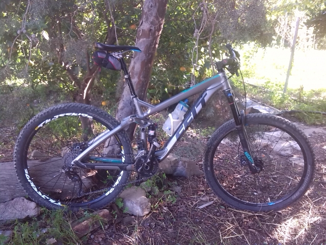  Mountainbike mit Dämpfung vorne und hinten