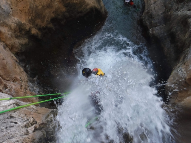 descendiendo una cascada en cieza