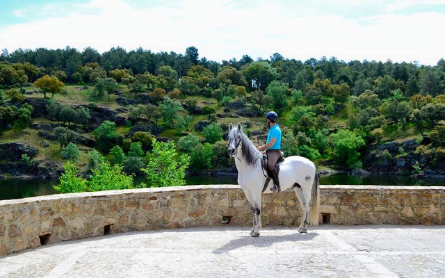  A cavalo contemplando as vistas 