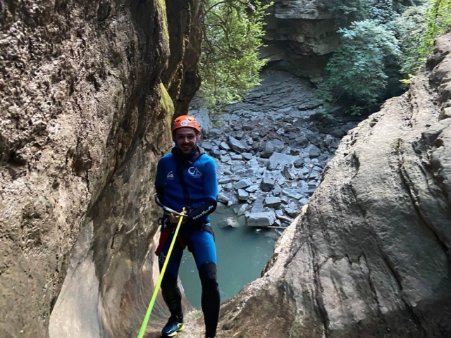 Grupo duranle el descenso de barranco