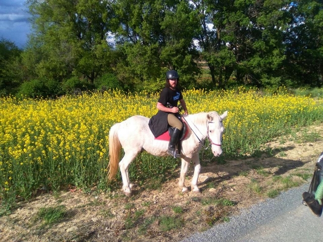 posando en un campo de flores