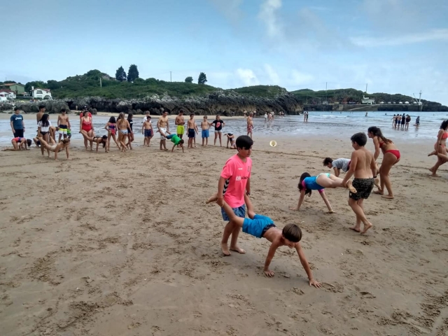  Courses sur la plage entre amis 