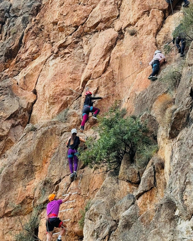 Asciende por la pared de roca