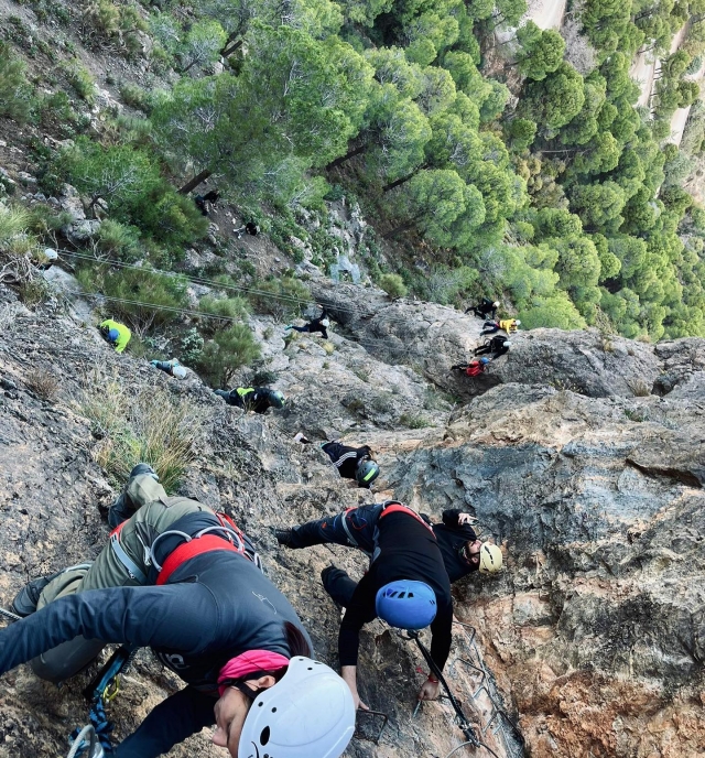 Sube por las grapas de la pared de Granada