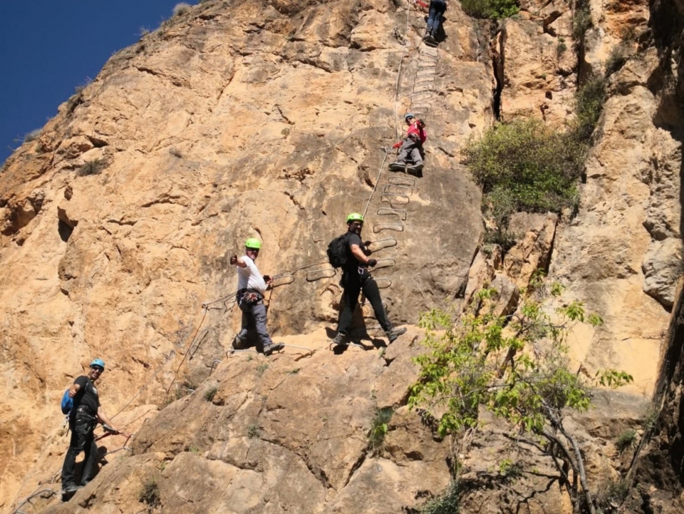 Asciende por la pared de roca