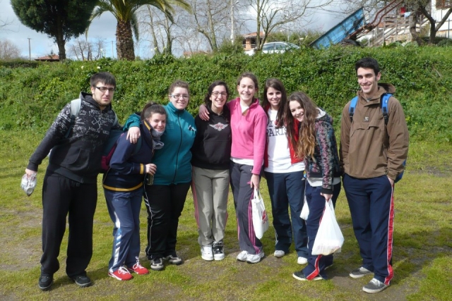 Grupo de amigos preparados para jugar