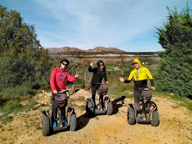 Amici sul percorso in segway