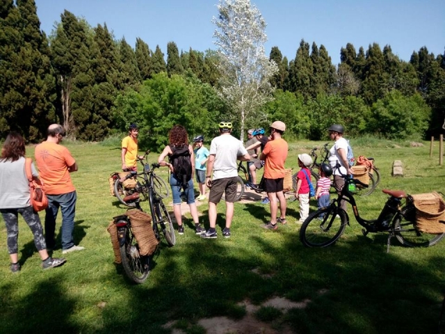 Grupo haciendo la ruta en burricicleta