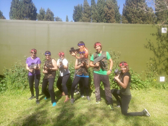 Gioco laser tag tra amici 