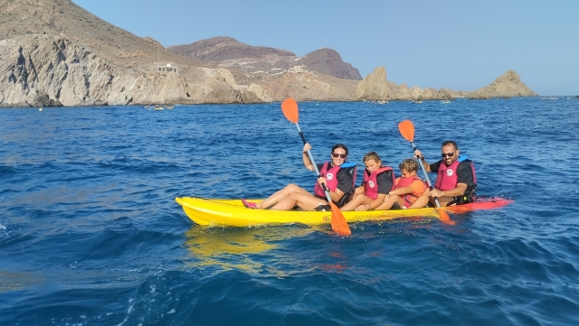 Paséate con un kayak por las calas de Almeria