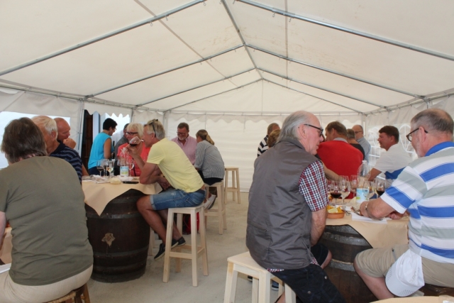 Disfrutando del almuerzo tras la visita a la bodega de Alora