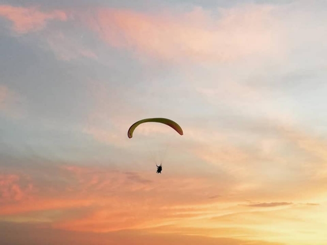  Gleitschirmfliegen bei Sonnenuntergang