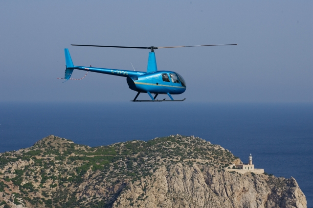 Hélicoptère survolant l'île de Majorque 