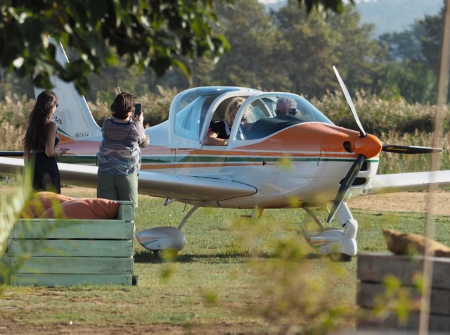  Kleines Flugzeug mit Pilot und Passagier