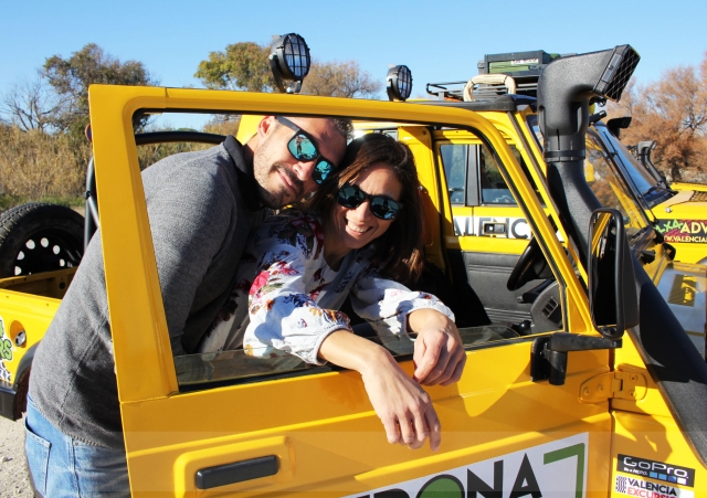  Posieren vom Jeep aus