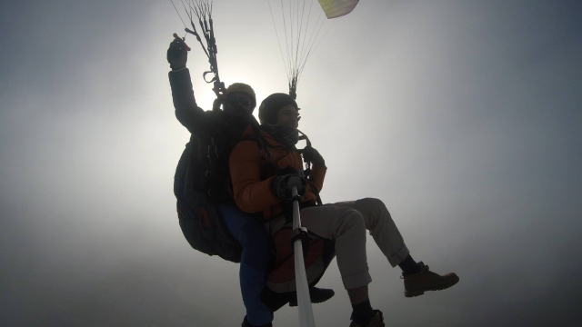 Junto al monitor en el parapente