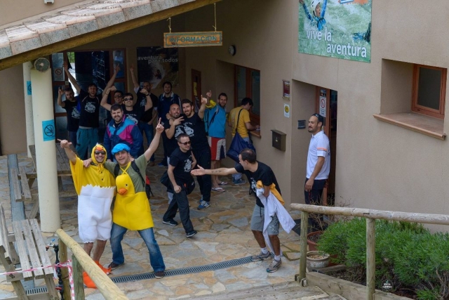  Tutto il gruppo festeggia l'addio 