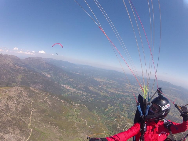  Mit dem Gleitschirm über die Berge fliegen 