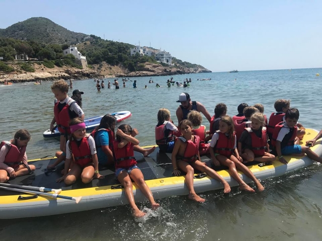Campeurs sur le big sup board géant 
