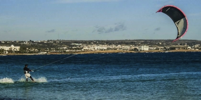  Kitesurfen am Strand üben 