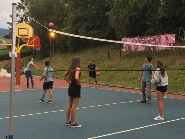 Jugando a voleyball