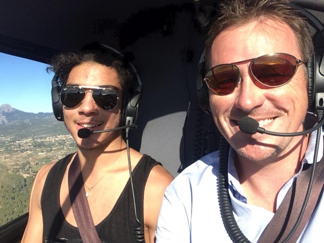 Junto al piloto en el helicóptero