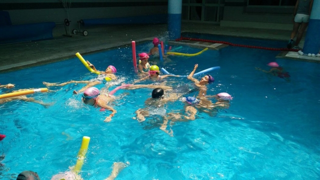 Jugando en la piscina