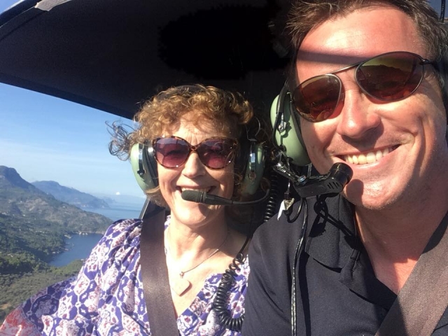  Heureux du vol en hélicoptère 