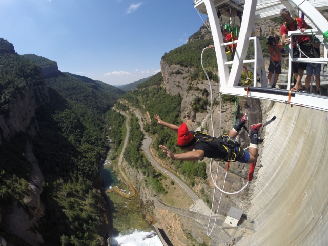  Jumping into the void from the platform 