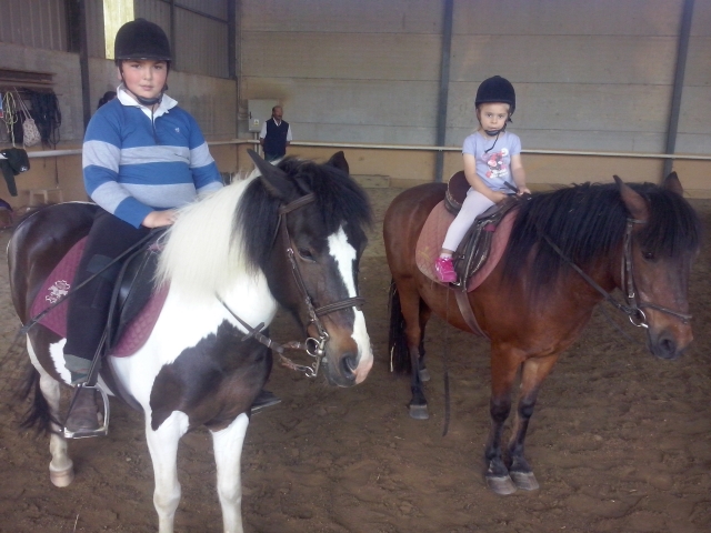 Niños montados a poni
