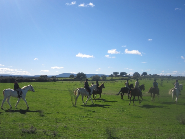 Excursión a caballo por el monle Cáces