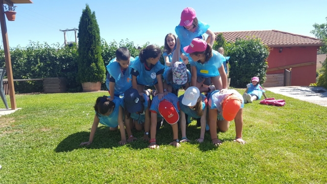 Pirámide humana en el campamento