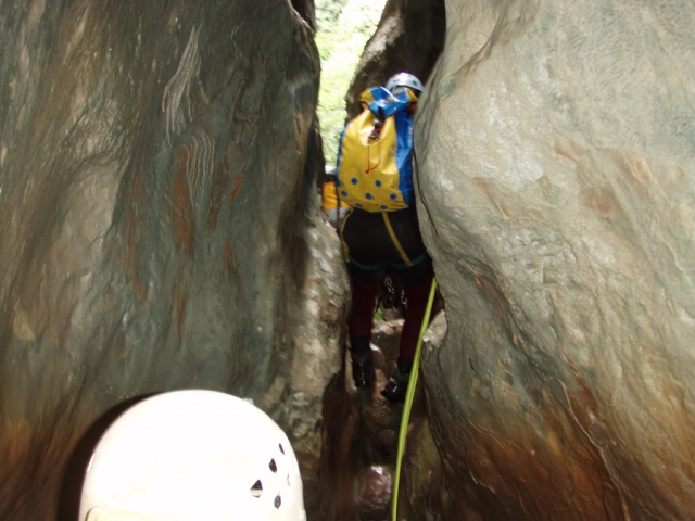  Narrow passage between rocks 