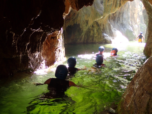 Atravesando el interior de una cueva acuática