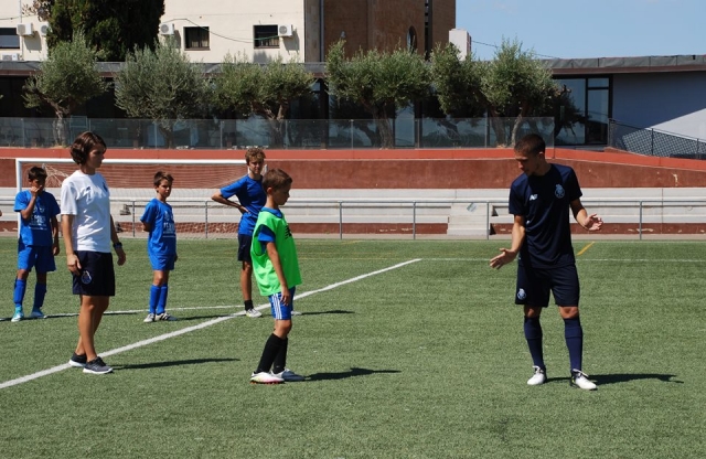 Explicaciones por los entrenadores de la escuela