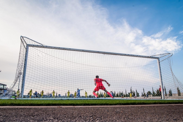  Goalkeeper training under the goal 