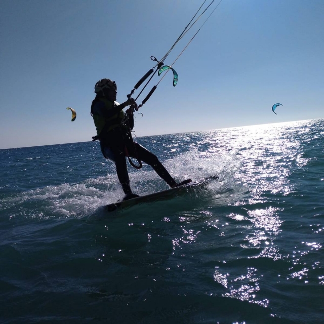 Practicando kitesurf en Tarifa