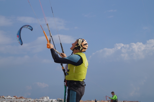 Practicando con la cometa antes de lanzarse al mar