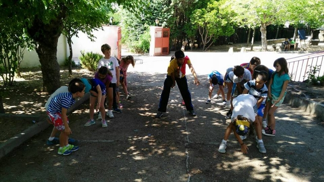  Meninos brincando no acampamento Collado Mediano 