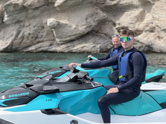  前往 Cala Monjo 的摩托艇之旅