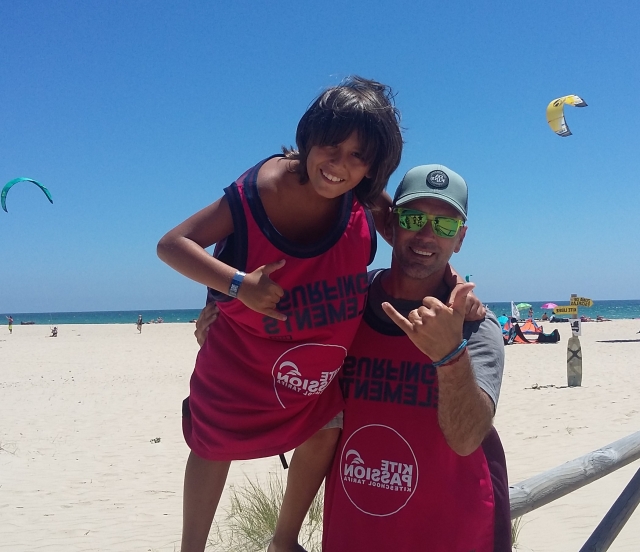  Kind mit seinem Kitesurflehrer 