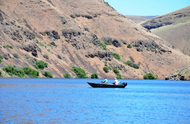  Fishermen in the Valencian Community reservoir 