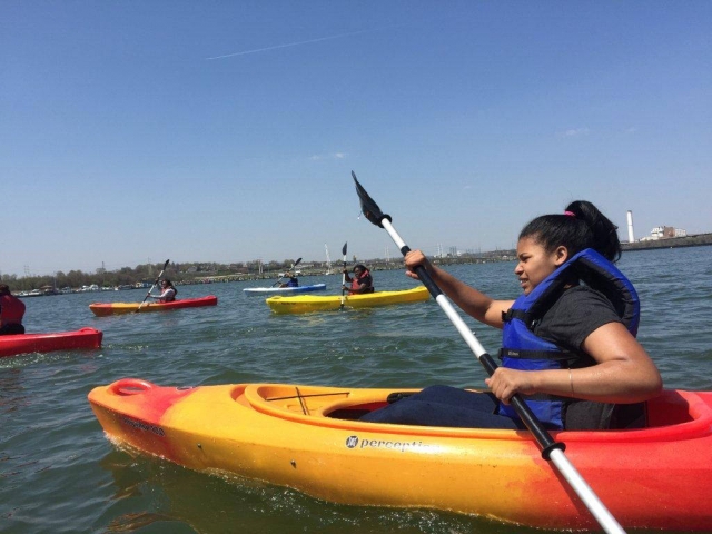 Joven remando en kayak 